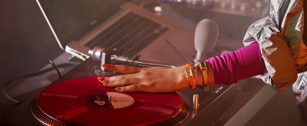 Mettant en vedet la montre Fio , mod&egrave;le EG7122-04A, EG7081-51L et EG7128-59E 