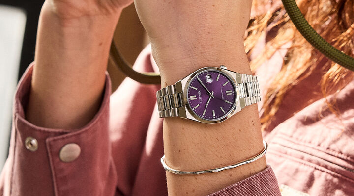 Femme portant la montre Citizen L Arcly , mod&egrave;le EM1091-67X