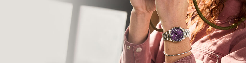 Femme portant la montre Citizen L Arcly , mod&egrave;le EM1091-67X