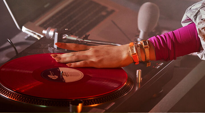 Mettant en vedet la montre Fio , mod&egrave;le EG7122-04A, EG7081-51L et EG7128-59E 