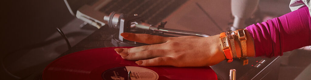 Mettant en vedet la montre Fio , mod&egrave;le EG7122-04A, EG7081-51L et EG7128-59E 