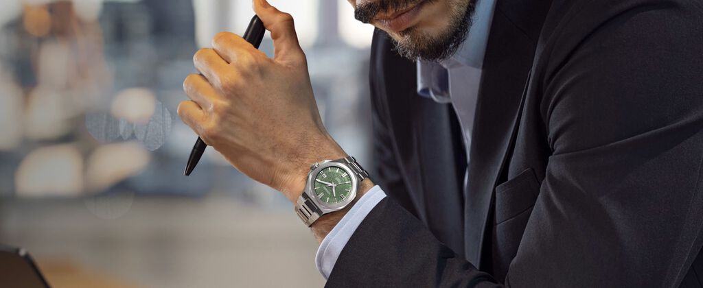 Mettant en vedet la montre Series8 , mod&egrave;le NB6080-51W
