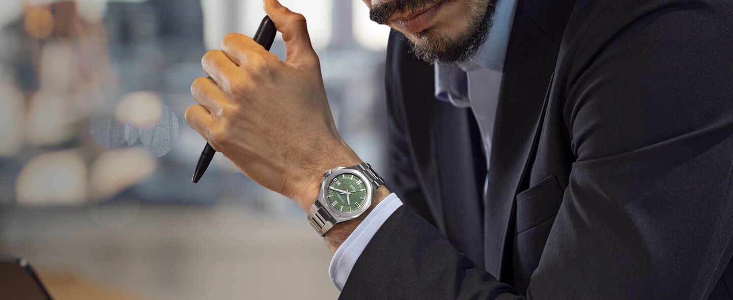 Mettant en vedet la montre Series8 , mod&egrave;le NB6080-51W