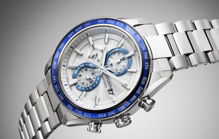 Mettant en vedet la montre ATTESA , mod&egrave;le AT8296-53A