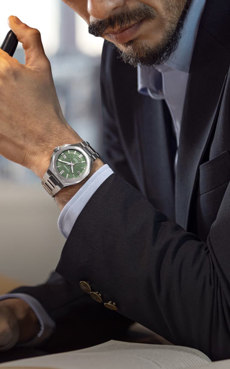Mettant en vedet la montre Series8 , mod&egrave;le NB6080-51W