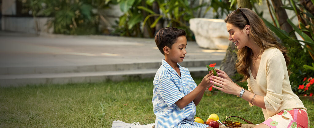 M&egrave;re portant une montre Citizen L Bianca EW5620-55A dans un jardin avec son fils, &eacute;l&eacute;gante montre pour femme en argent.